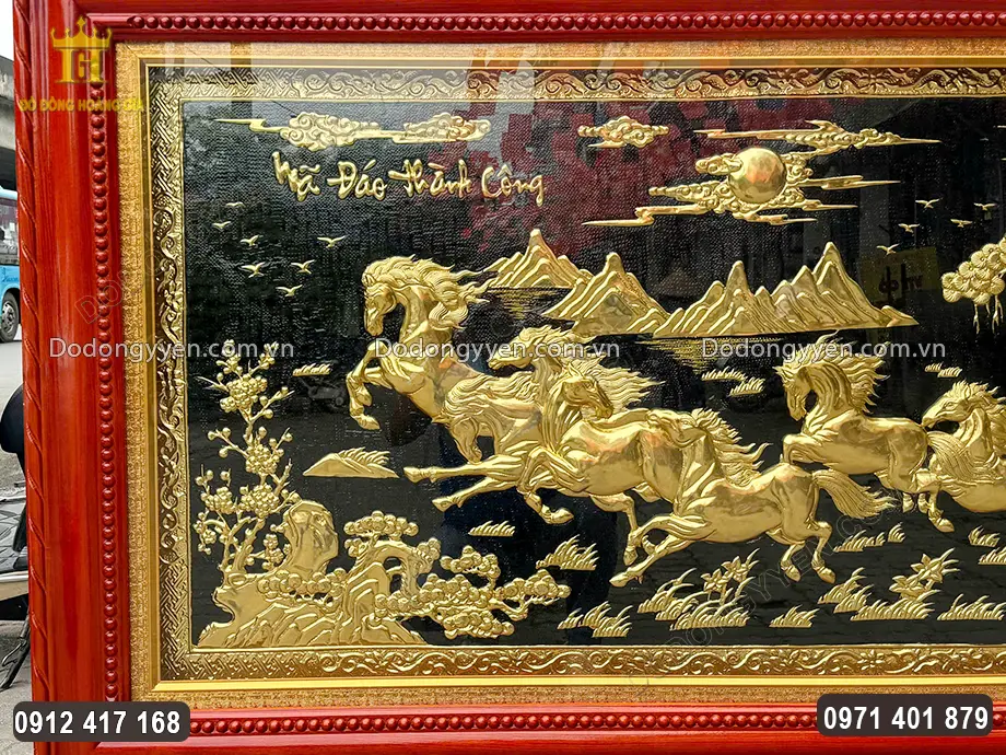 Chữ "M&atilde; Đ&aacute;o Th&agrave;nh C&ocirc;ng" được chạm th&uacute;c nổi theo lối thư ph&aacute;p